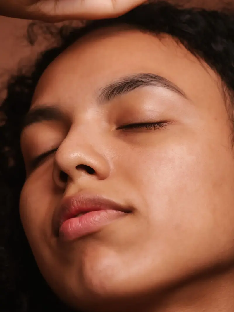 Imagem ilustrativa de rosto feminino com pele lisa e expressão descansada